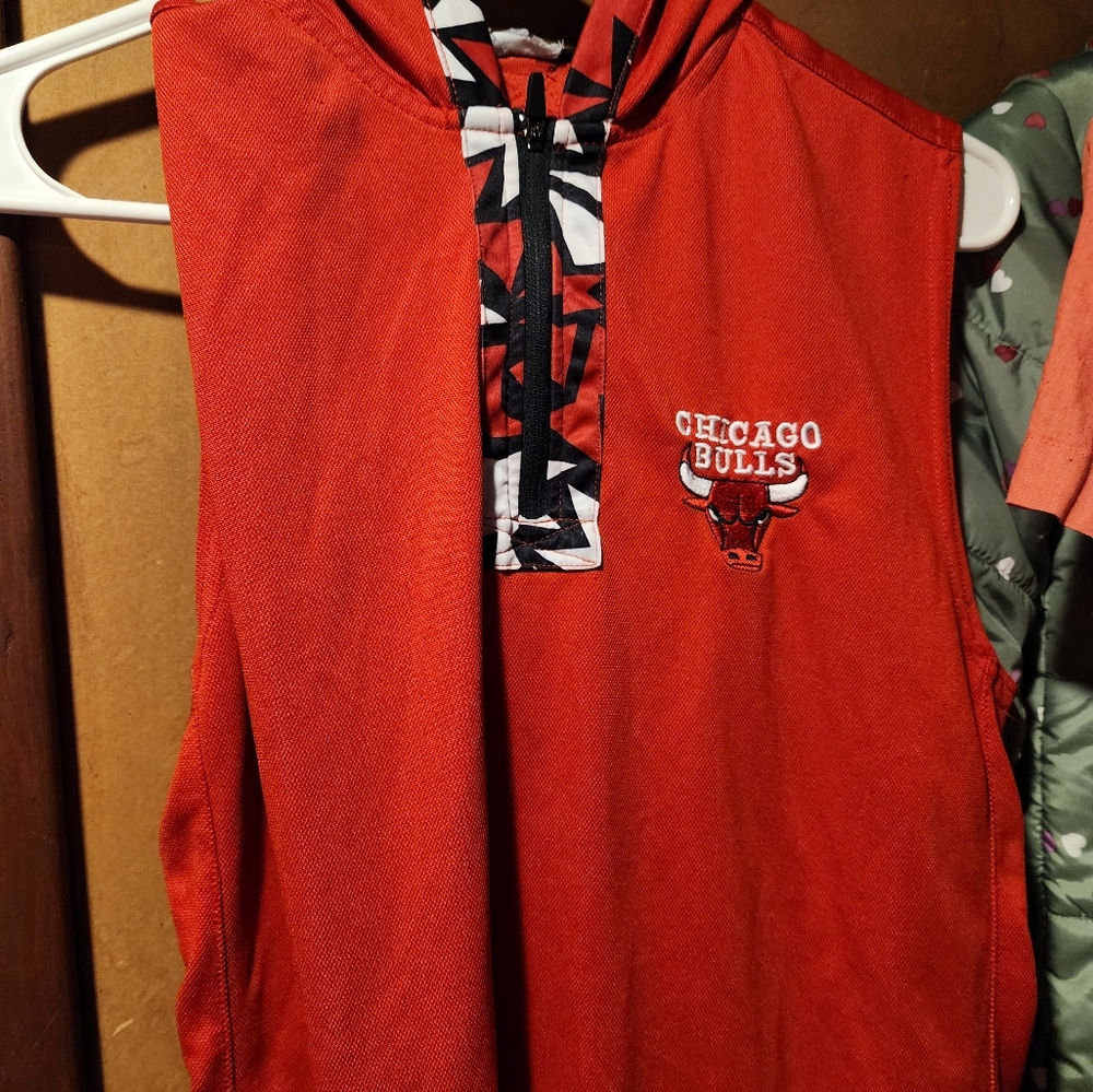 Boys Chicago Bulls Sleeveless hoodie size medium